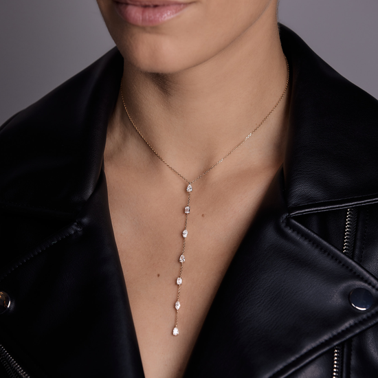 Woman wearing the Oliver Heemeyer Noemi diamond necklace made of 18k rose gold.