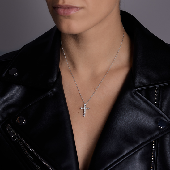 Woman wearing the Oliver Heemeyer diamond cross necklace fancy 1.00 ct. made of 18k white gold.