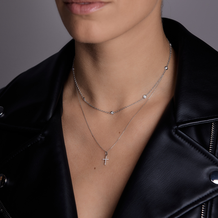 Woman wearing the Oliver Heemeyer diamond cross pendant 10,0 mm made of 18k white gold combined with the Oliver Heemeyer Starlight Necklace 42,0 cm.