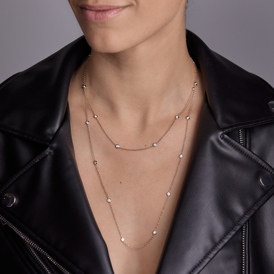 Woman wearing the Oliver Heemeyer starlight diamond necklace 80,0 cm made of 18k rose gold. Different perspective no. 2.
