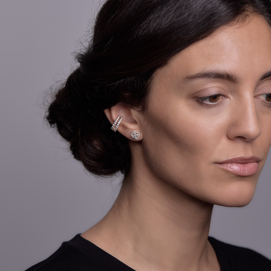 Woman wearing the Oliver Heemeyer Oliver Heemeyer Pia diamond ear cuff made of 18k rose gold