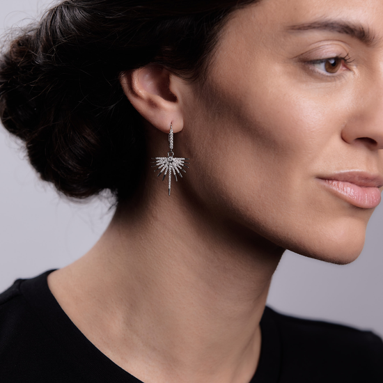 Woman wearing the Oliver Heemeyer Eremia diamond earrings made of 18k white gold.