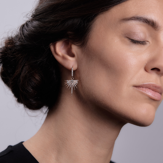 Woman wearing the Oliver Heemeyer Eremia diamond earrings made of 18k rose gold.