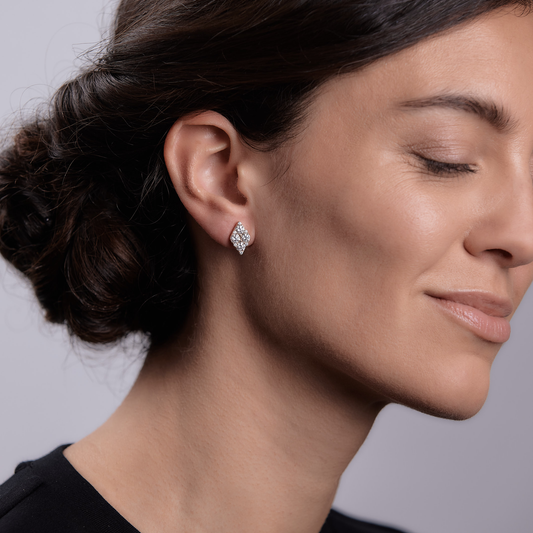 Woman wearing the Oliver Heemeyer Emmerson diamond ear studs made of 18k rose gold.