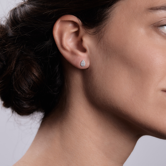 Woman wearing the Oliver Heemeyer Lee diamond ear studs made of 18k white gold.