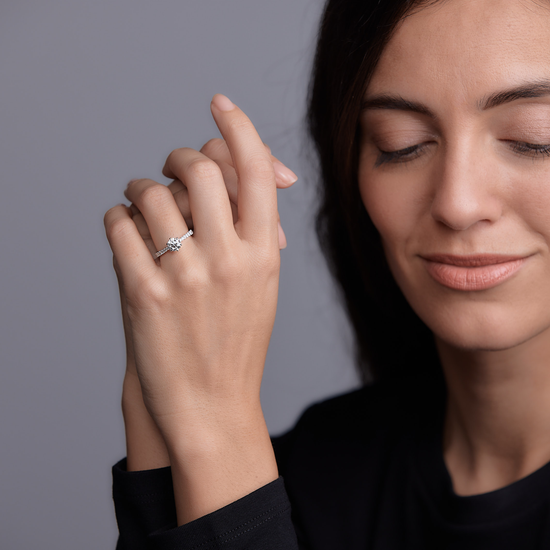 Woman wearing Oliver Heemeyer Bridge® Solitaire diamond ring fancy made of 18k white gold.