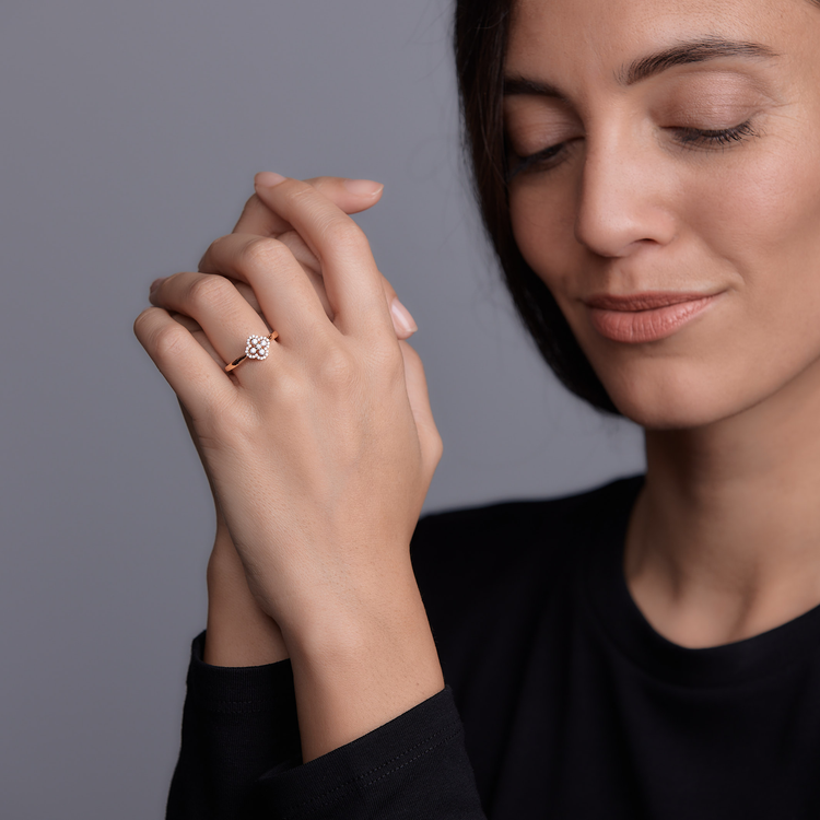Woman wearing the Oliver Heemeyer Zoe diamond ring made of 18k rose gold.