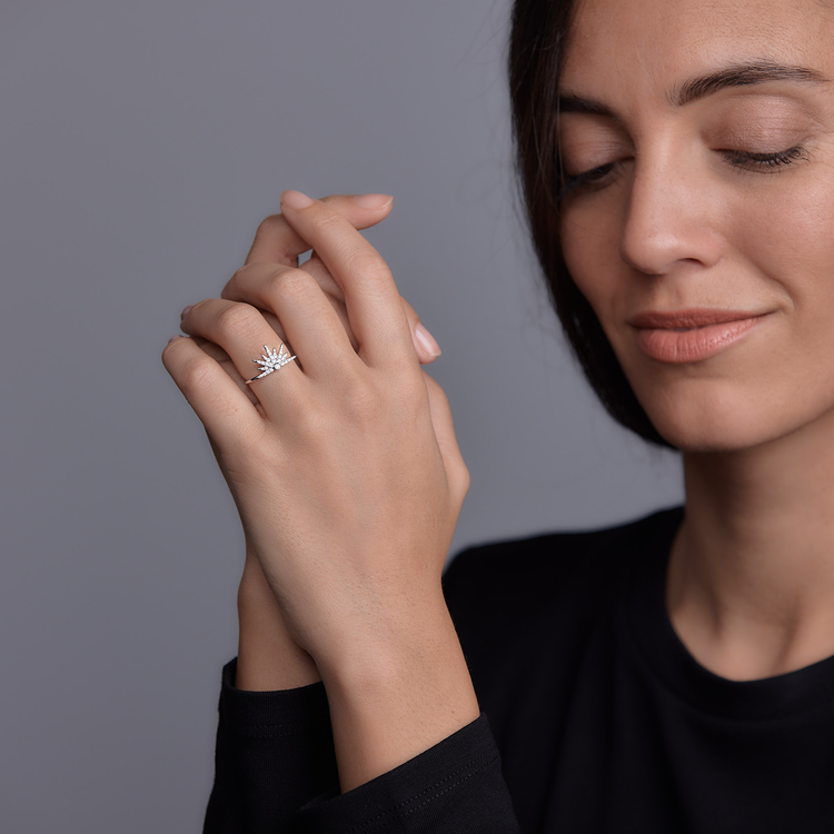 Woman wearing the Oliver Heemeyer Eremia diamond ring made of 18k white gold.