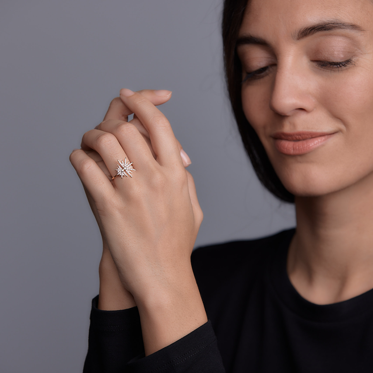 Woman wearing the Oliver Heemeyer Eremia diamond ring fancy made of 18k rose gold. Different perspective.
