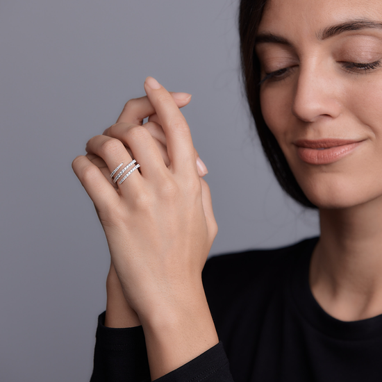 Woman wearing the Oliver Heemeyer Helix diamond ring 1.69 ct. made of 18k white gold.