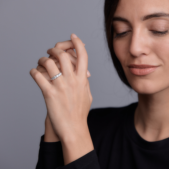 Woman wearing the Oliver Heemeyer Ellis diamond ring made of 18k white gold.