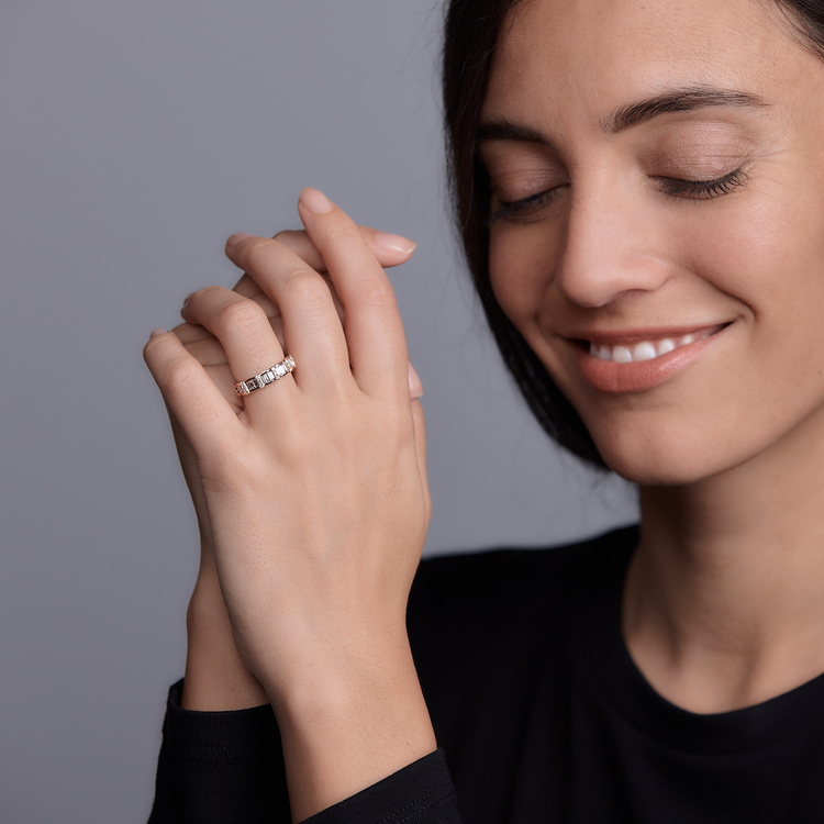 Woman wearing the Oliver Heemeyer Wynn Diamond Ring made of 18k rose gold.