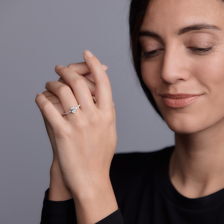 Woman wearing the Oliver Heemeyer Marley diamond ring made of 18k white gold.
