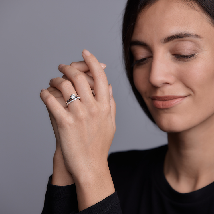 Woman wearing the Oliver Heemeyer Briar diamond ring made of 18k white gold combined with an Oliver Heemeyer engagement ring.