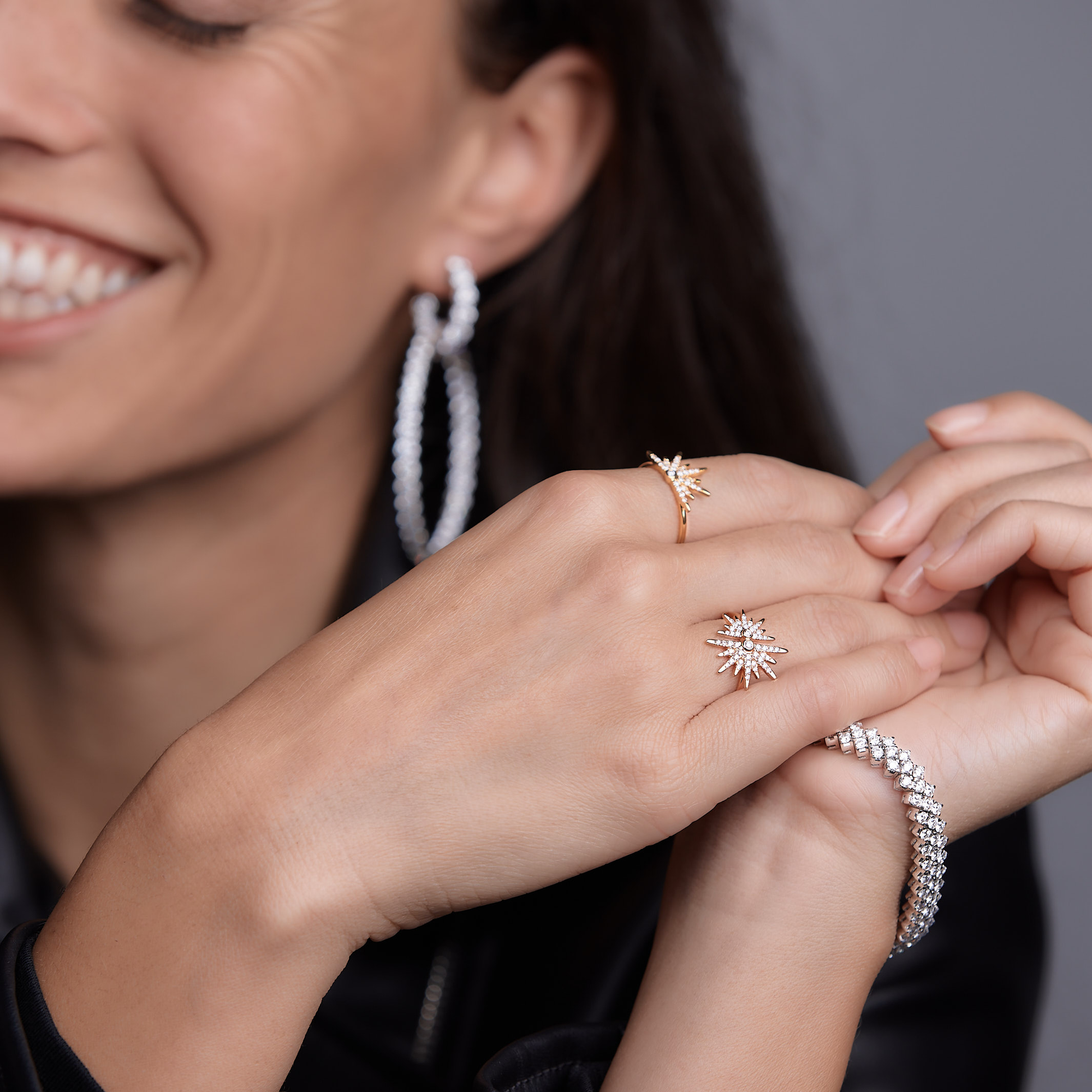 Woman wearing the Oliver Heemeyer Eremia diamond ring fancy made of 18k rose gold.