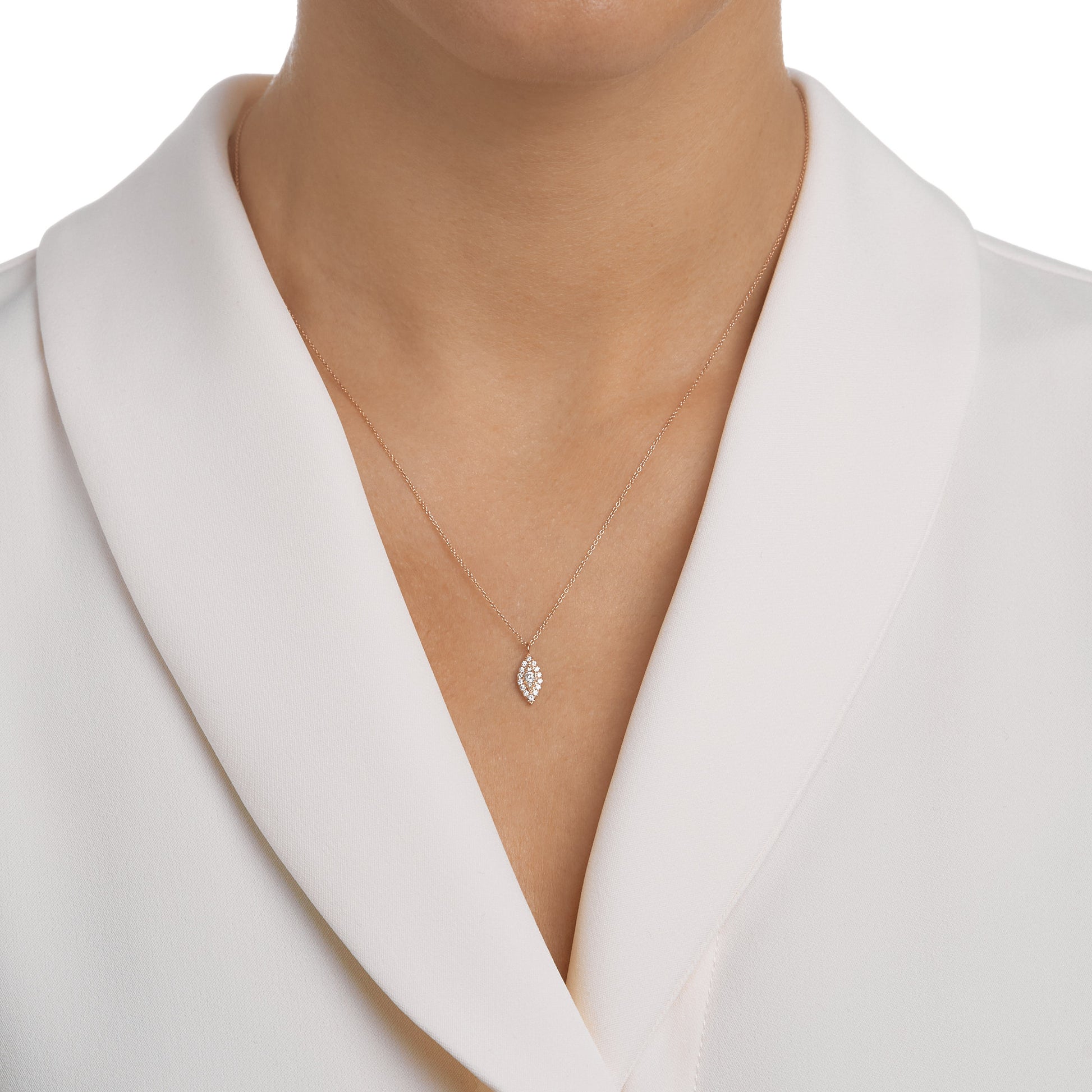 Woman wearing the Oliver Heemeyer Mia diamond necklace.