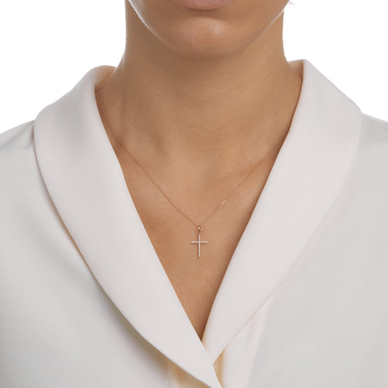 Woman wearing the Oliver Heemeyer diamond cross pendant 15,0 mm made of 18k rose gold.