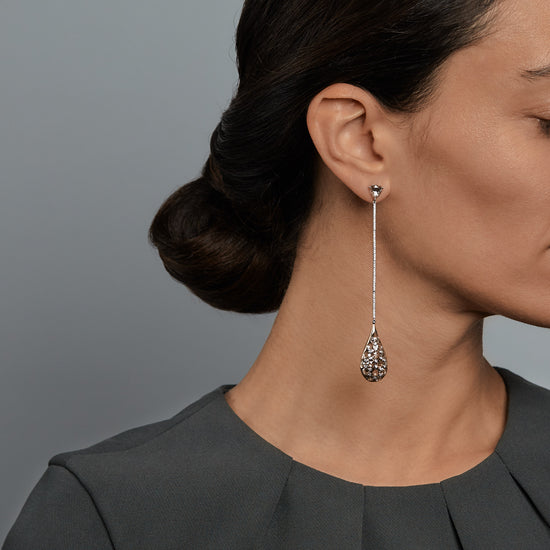 Woman wearing the Oliver Heemeyer Lena diamond earrings.