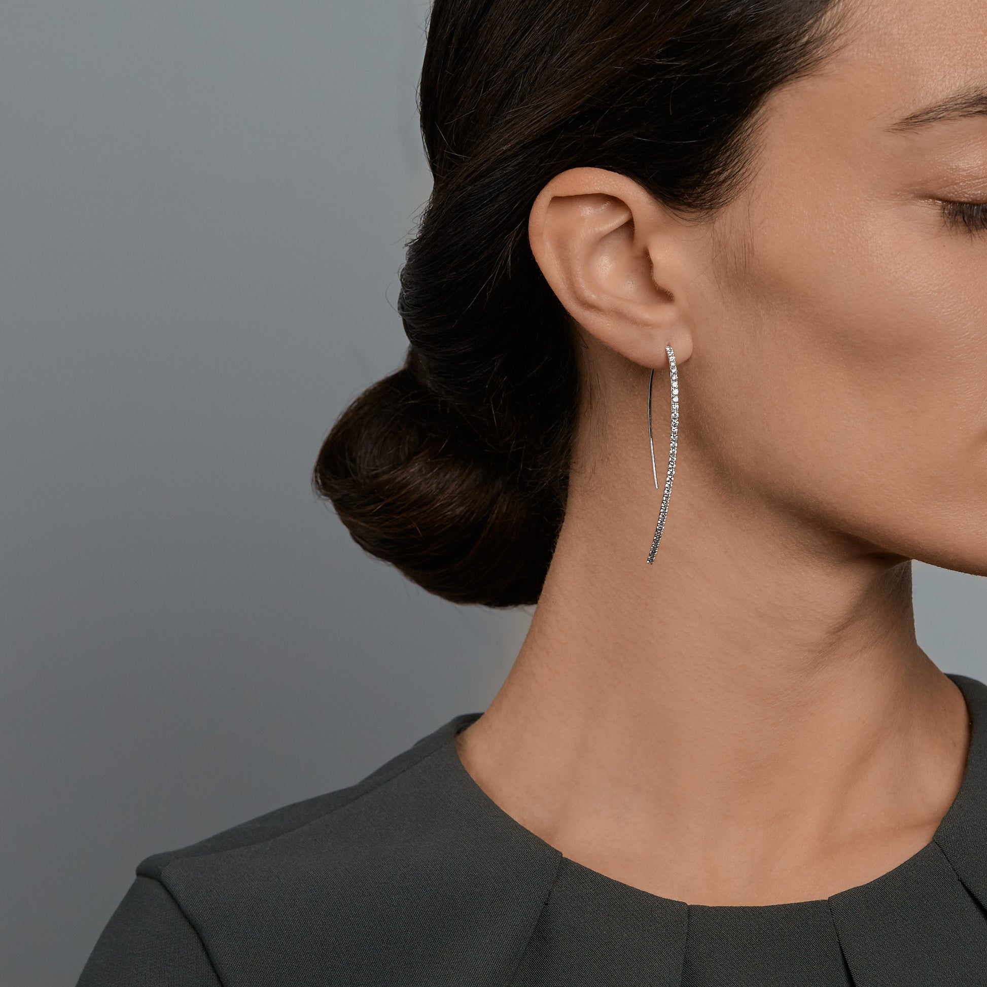 Woman wearing the Oliver Heemeyer Ella Diamond Earrings 1.56 ct. in 18k white gold.