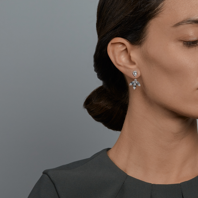 Woman wearing the Oliver Heemeyer Fleur diamond earrings made of 18k white gold.