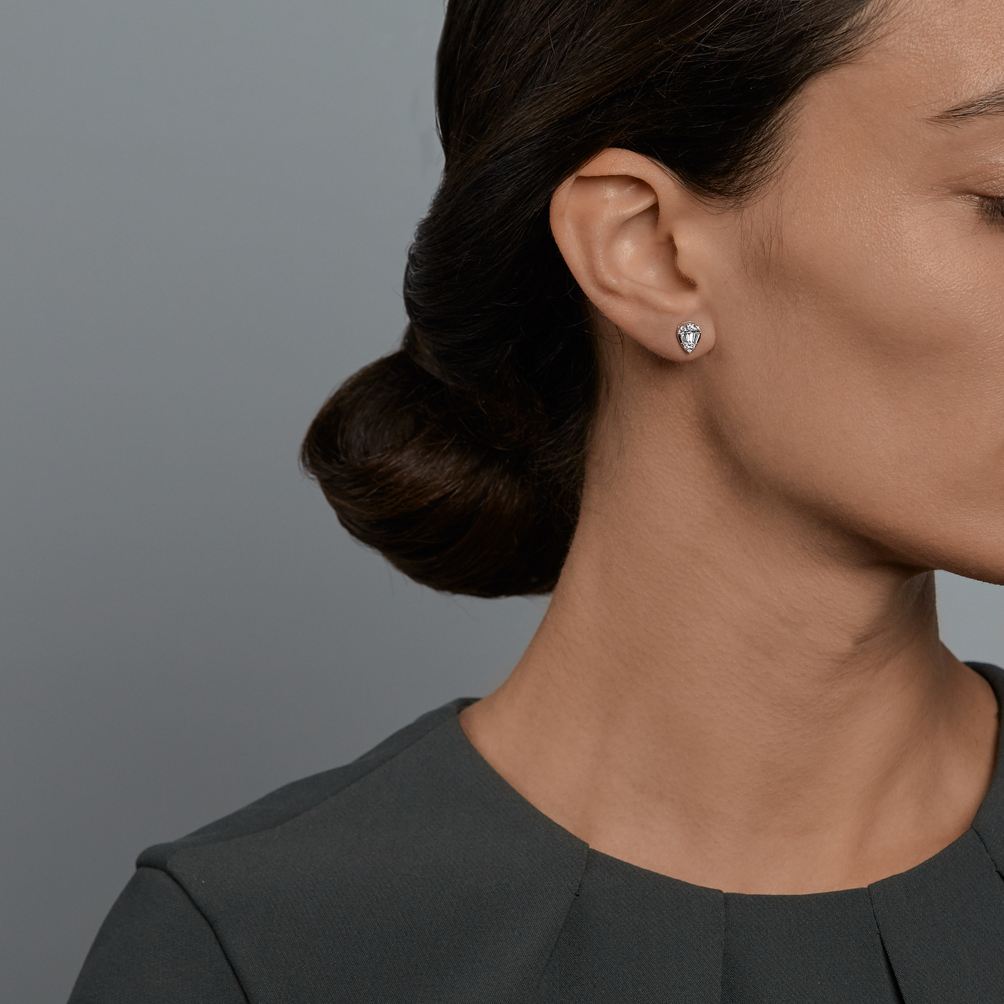 Woman wearing the Oliver Heemeyer Fleur diamond earrings made of 18k white gold. Upper part only.