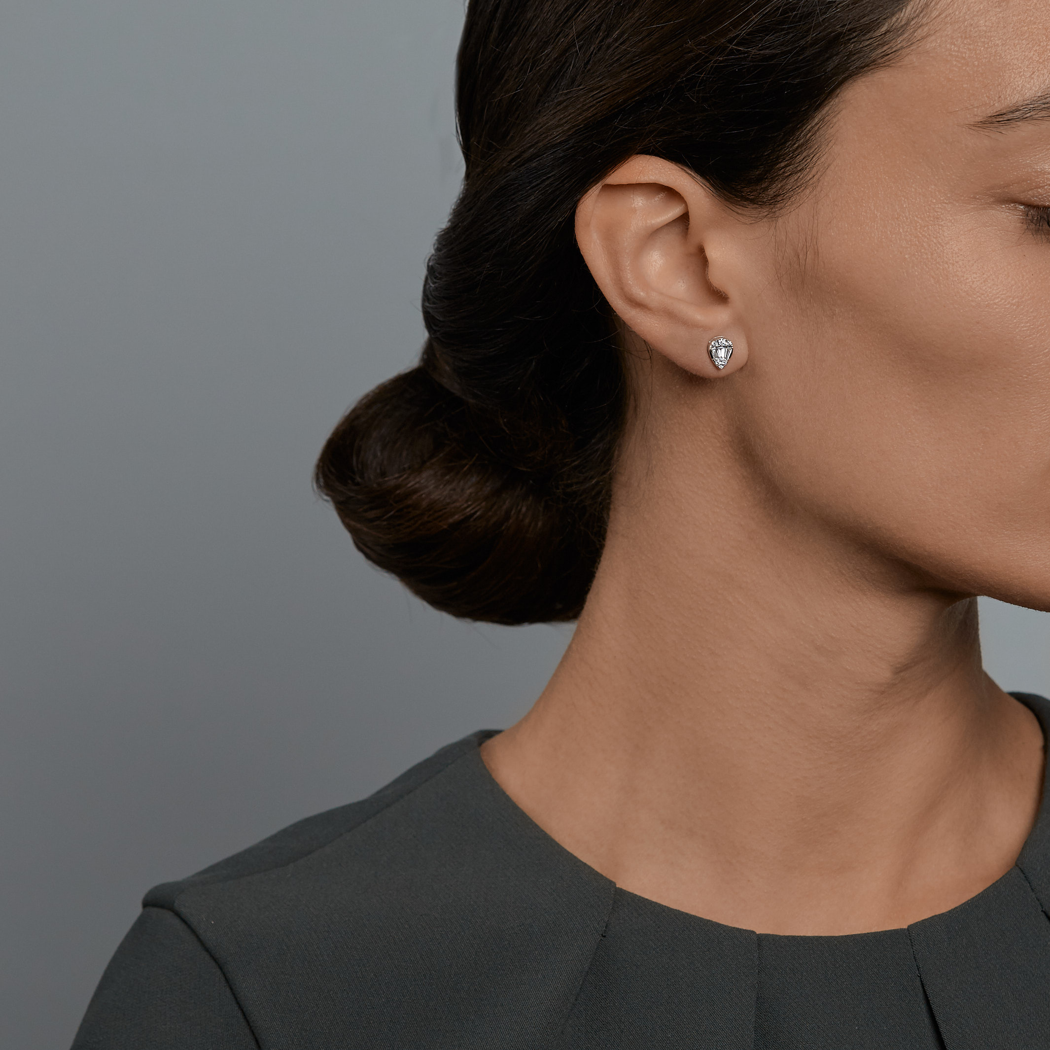 Woman wearing the Oliver Heemeyer Fleur diamond earrings made of 18k white gold. Upper part only.