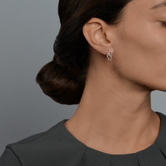 Woman wearing the Oliver Heemeyer Elisabetta Diamond Earrings made of 18k rose gold.
