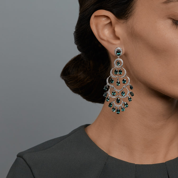 Woman wearing the Oliver Heemeyer Amira chandelier diamond earrings.
