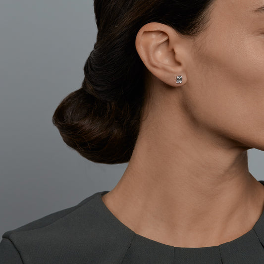 Woman wearing the Oliver Heemeyer Emma diamond ear studs.