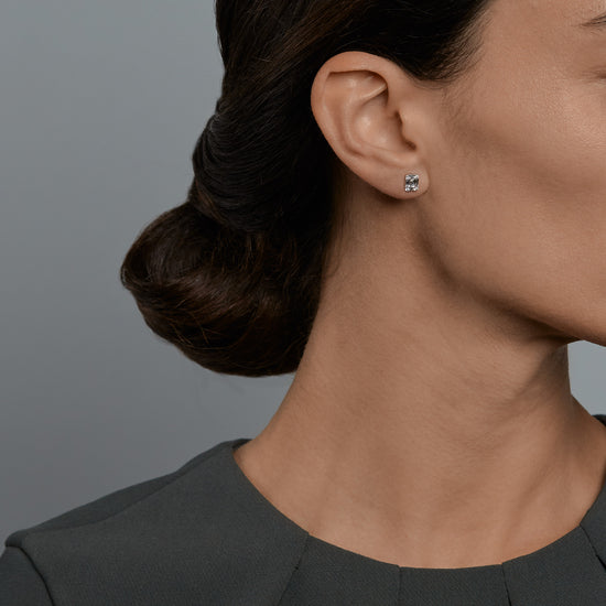 Woman wearing the Oliver Heemeyer Emma diamond ear studs.