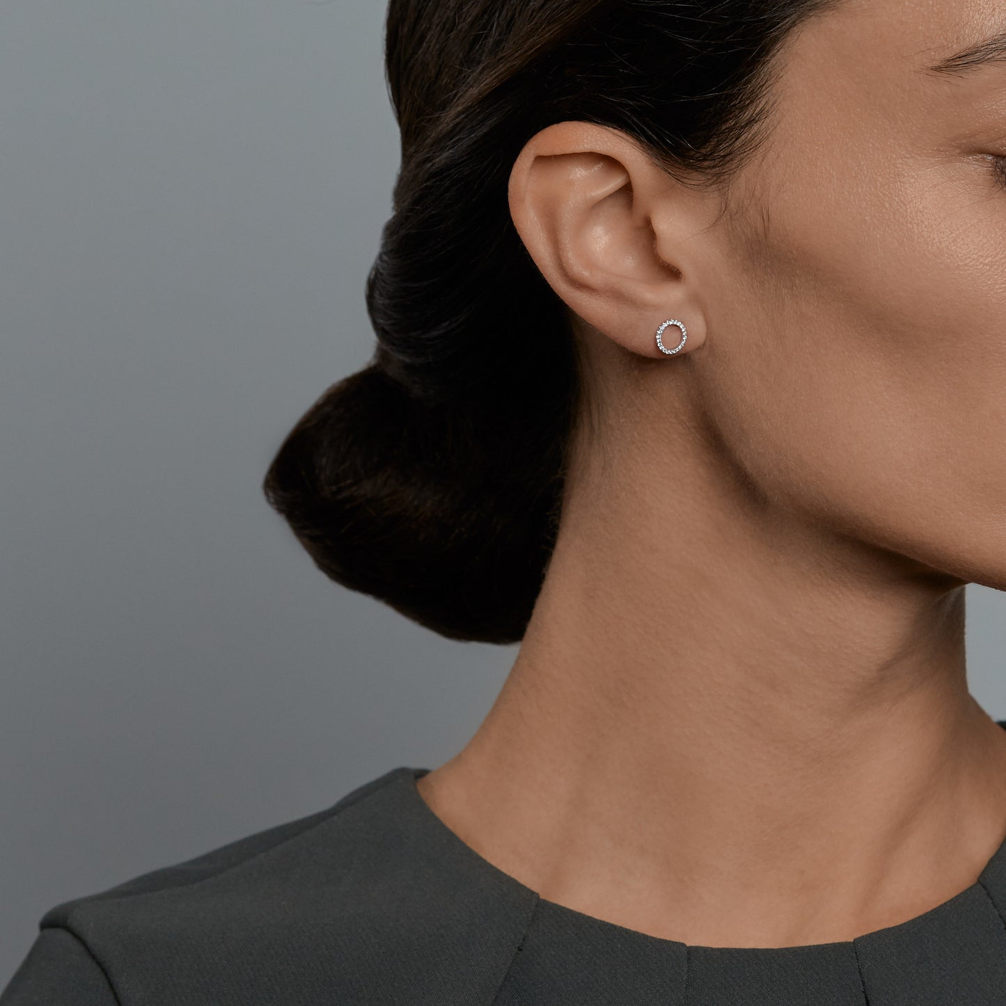 Woman wearing the Oliver Heemeyer Circle of Life diamond ear studs. Size M.