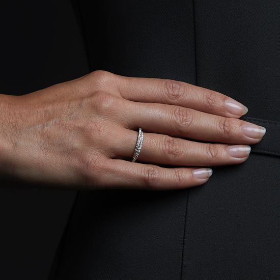 Woman wearing the Oliver Heemeyer Double diamond ring in 18k white gold. Close up.
