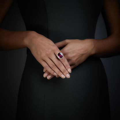 Woman wearing the Oliver Heemeyer Oliver Heemeyer Scarlett rubellite ring made of 18k rose gold..