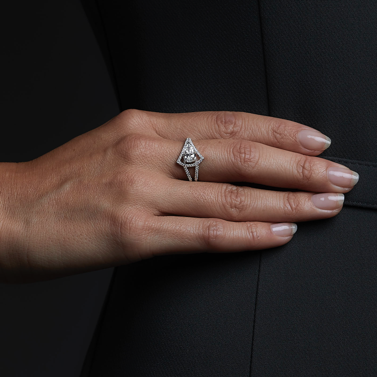 Woman wearing the Oliver Heemeyer Arctic diamond ring in 18k white gold. Close up.