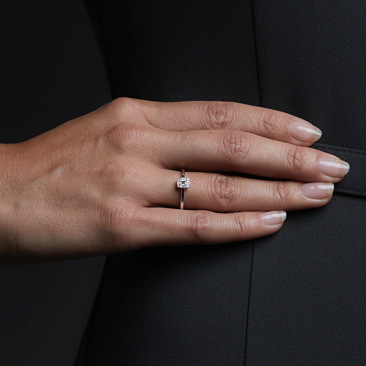 Woman wearing the Oliver Heemeyer Square diamond ring in 18 white gold. Close up.