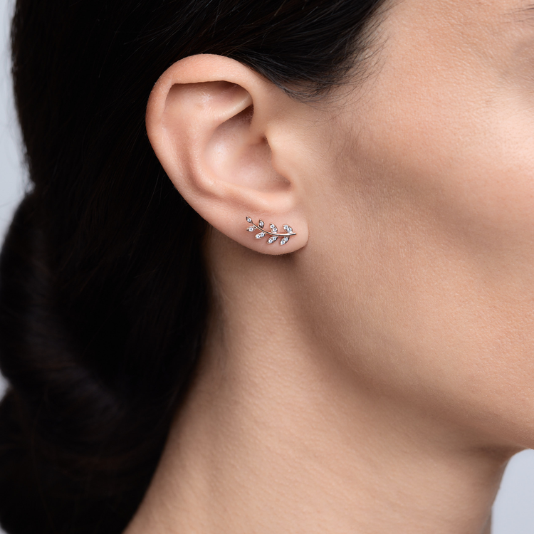 Woman wearing the Oliver Heemeyer Acacia diamond ear studs made of 18k rose gold.
