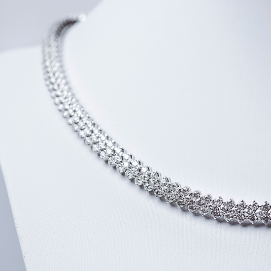 Oliver Heemeyer Ostuni diamond necklace made of 18k white gold. Close up.