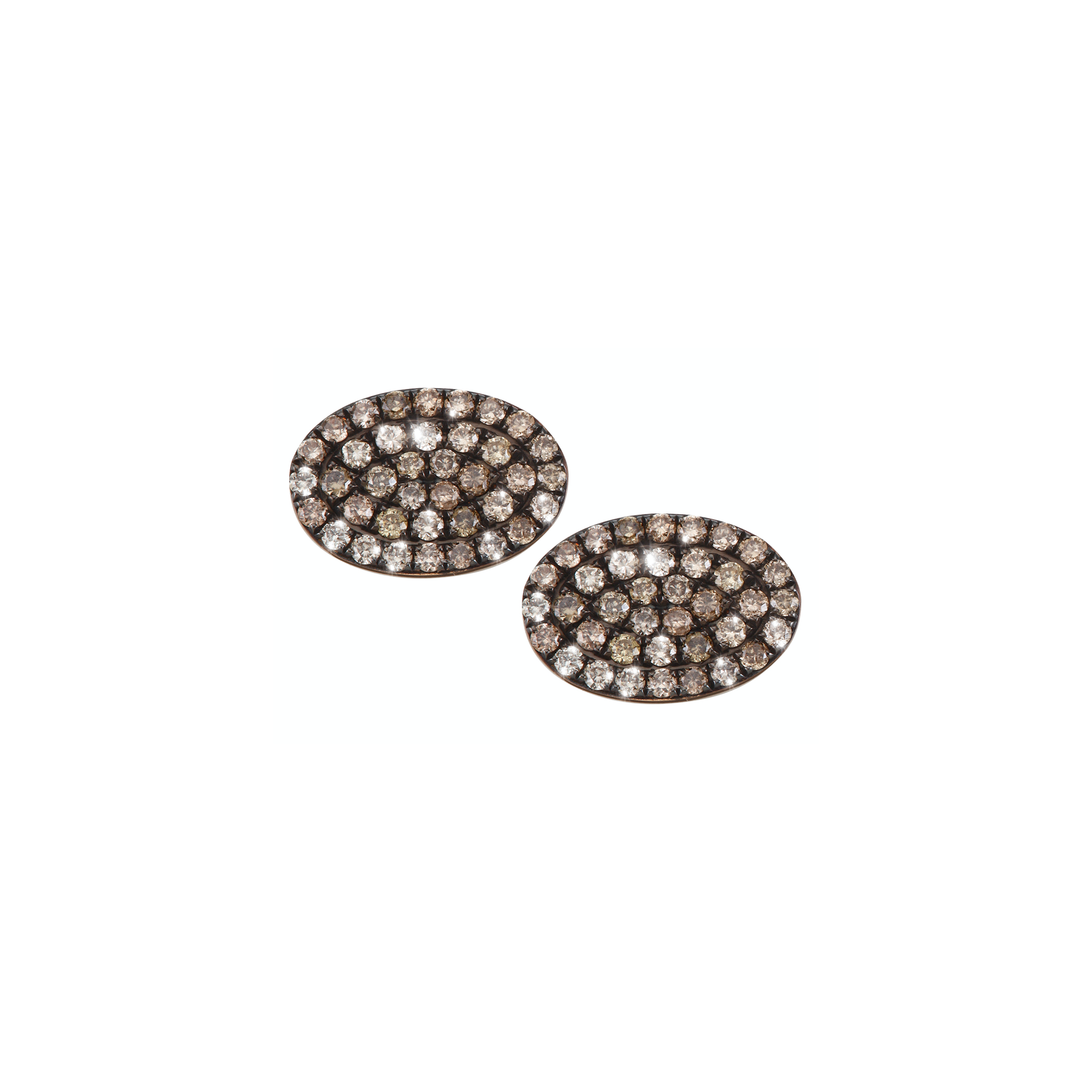 Brown diamonds arranged in an oval shape, carefully handcrafted and made of 18k rose gold. A discreet yet sparkling pair of Oliver Heemeyer ear studs.