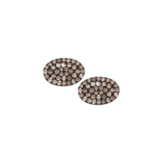 Brown diamonds arranged in an oval shape, carefully handcrafted and made of 18k rose gold. A discreet yet sparkling pair of Oliver Heemeyer ear studs.