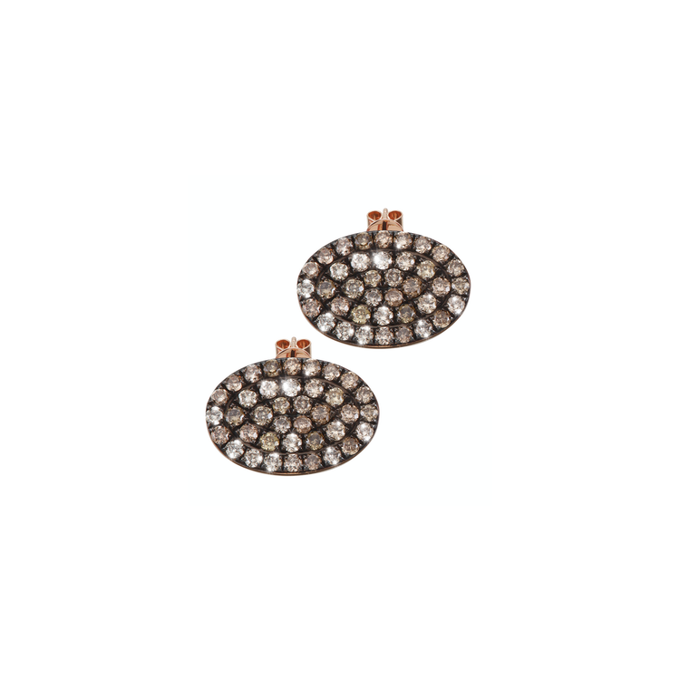 Brown diamonds arranged in an oval shape, carefully handcrafted and made of 18k rose gold. A discreet yet sparkling pair of Oliver Heemeyer ear studs.