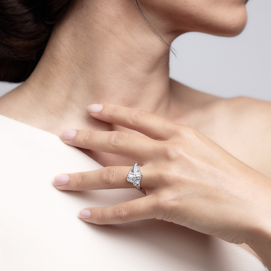 Woman wearing the Oliver Heemeyer Una Diamond Ring made of 18k white gold.