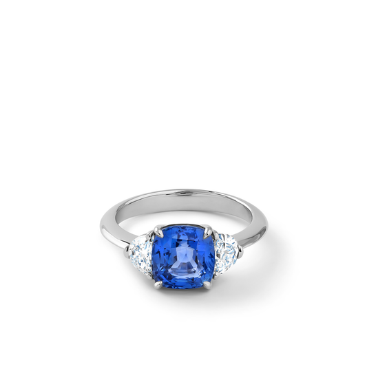 Oliver Heemeyer Royal blue sapphire ring made of platinum.