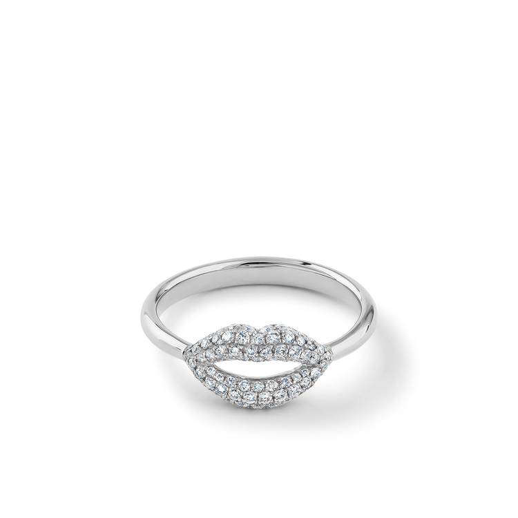 The Kiss Diamond Ring made of 18k white gold.