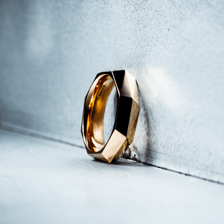 Oliver Heemeyer Rock gold ring made of 18k rose gold. Different perspective.