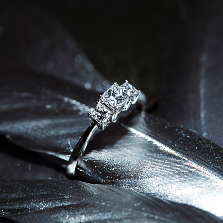 Oliver Heemeyer Triple diamond ring. Close up.