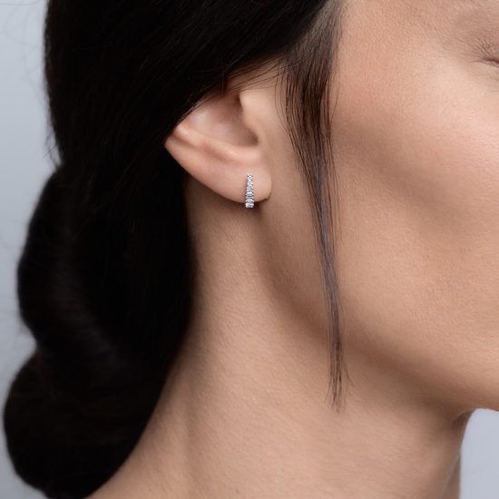 Woman wearing the Oliver Heemeyer Una Diamond Ear Studs made of 18k white gold.