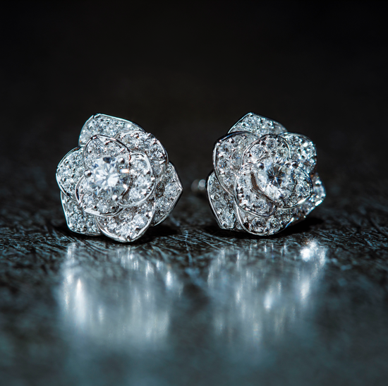 A symbol for beauty, purity and femininity. Oliver Heemeyer added its creation 102 diamonds. An exceptional beautiful pair of ear studs made of 18k white gold. Different perspective.